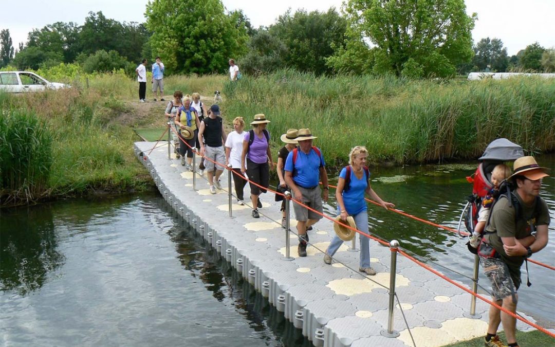 Ponton flottant sur la rivière Jalle d’Eysines pour le Raid de Maraîchères – 2012